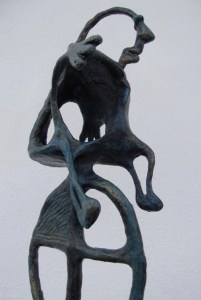 Escultura Feliz en la carretera