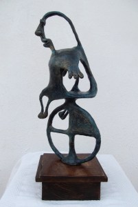 Escultura Feliz en la carretera