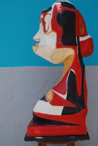 Escultura Maruja feliz